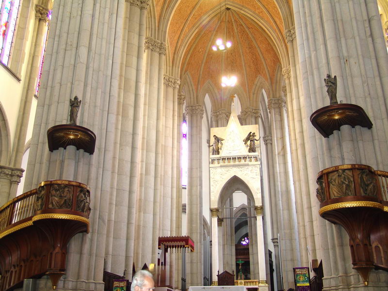 Repare que no centro do altar existe uma estrutura, uma 'casinha' alta, com anjos no topo, branca